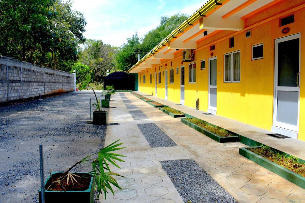 Sri Mayura Holiday Resort Kataragama Exteriör bild