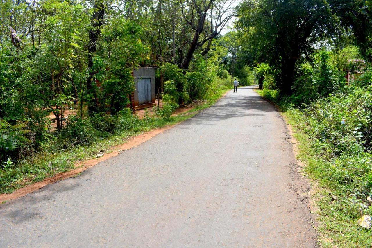 Sri Mayura Holiday Resort Kataragama Exteriör bild
